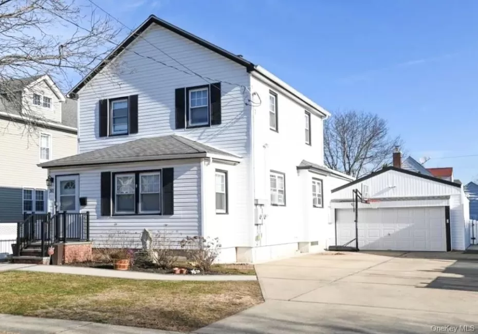 81 Irving Avenue, North Hempstead, NY, 1 Bedroom Bedrooms, 3 Rooms Rooms,1 BathroomBathrooms,Residential Lease,For Rent,Irving,0,1046616 81 Irving Avenue, North Hempstead, NY, 1 Bedroom Bedrooms, 3 Rooms Rooms,1 BathroomBathrooms,Residential Lease,For Rent,Irving,0,1046616