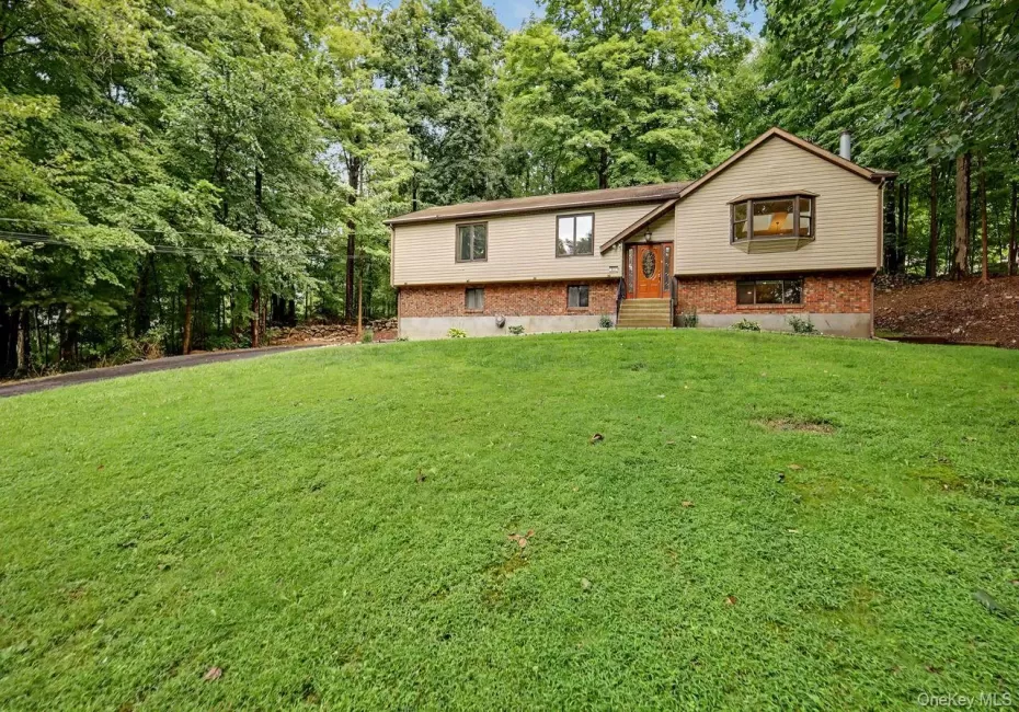 Welcome to 5 Trolley Rd, Cortlandt Manor. Located on a cul-de-sac in Upper Westchester. Welcome to 5 Trolley Rd, Cortlandt Manor. Located on a cul-de-sac in Upper Westchester.