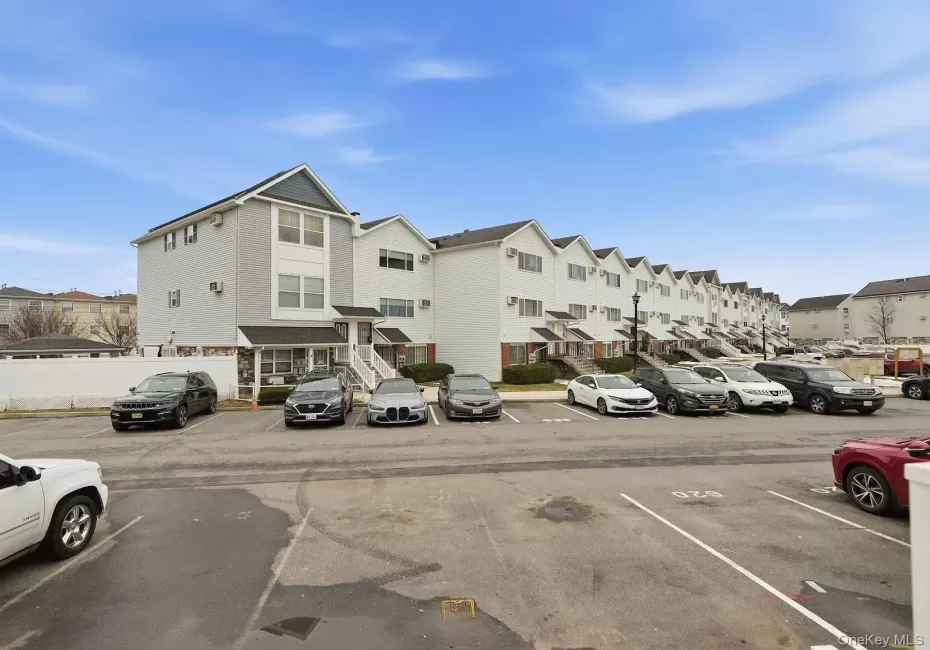 111 Horizon Court, New York, NY, 5 Bedrooms Bedrooms, 9 Rooms Rooms,3 BathroomsBathrooms,Residential,For Rent,Horizon,0,1046799 111 Horizon Court, New York, NY, 5 Bedrooms Bedrooms, 9 Rooms Rooms,3 BathroomsBathrooms,Residential,For Rent,Horizon,0,1046799