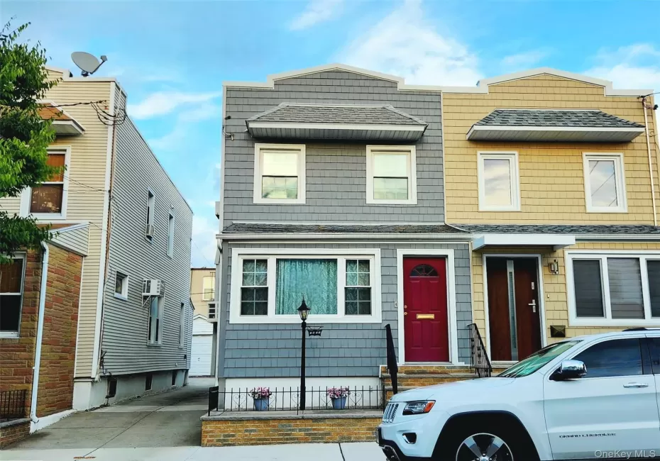 Semi-Detached One-Family House with Shared Driveway Semi-Detached One-Family House with Shared Driveway