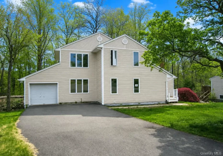 Welcome to 8 Friend Court in Congers! A spacious single family home located in a culdesac within the Clarkstown School District! Welcome to 8 Friend Court in Congers! A spacious single family home located in a culdesac within the Clarkstown School District!
