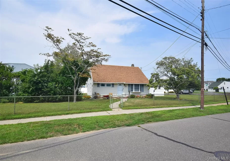Perfect Home with Sitting Area and Lovely Landscaping in Front! Perfect Home with Sitting Area and Lovely Landscaping in Front!