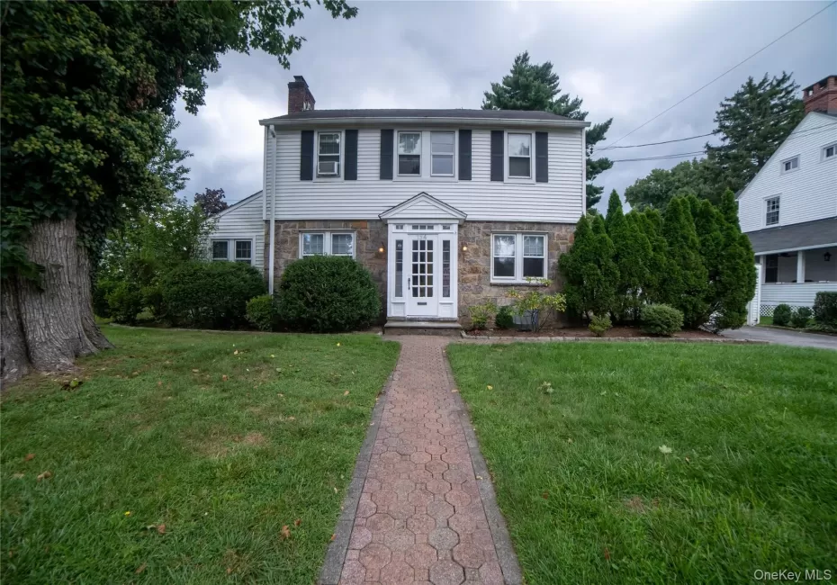 Private access from street to front entrance door. Private access from street to front entrance door.