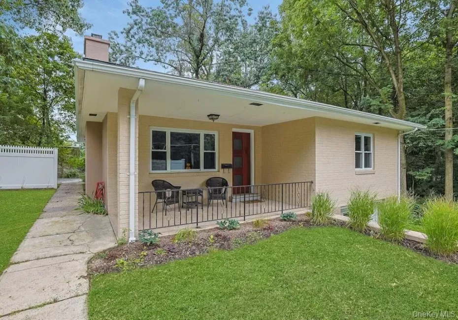 20 Ravensdale Road, Greenburgh, NY, 3 Bedrooms Bedrooms, 7 Rooms Rooms,2 BathroomsBathrooms,Residential,For Rent,Ravensdale,0,1043697 20 Ravensdale Road, Greenburgh, NY, 3 Bedrooms Bedrooms, 7 Rooms Rooms,2 BathroomsBathrooms,Residential,For Rent,Ravensdale,0,1043697