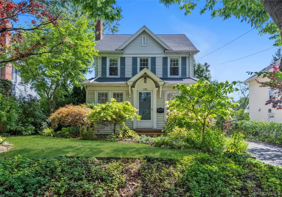 138 Hillcrest Avenue, North Hempstead, NY, 3 Bedrooms Bedrooms, 8 Rooms Rooms,1 BathroomBathrooms,Residential Lease,For Rent,Hillcrest,0,1044459 138 Hillcrest Avenue, North Hempstead, NY, 3 Bedrooms Bedrooms, 8 Rooms Rooms,1 BathroomBathrooms,Residential Lease,For Rent,Hillcrest,0,1044459
