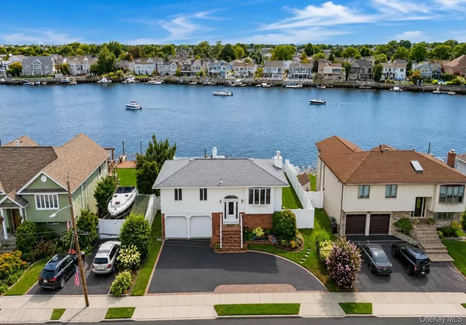 Amazing waterfront property Amazing waterfront property