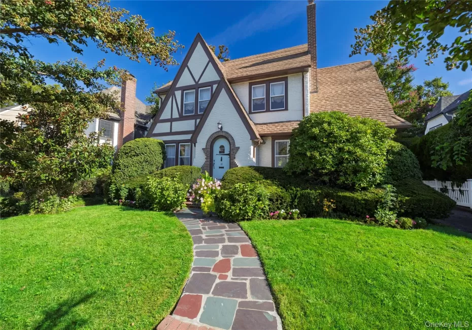 11 De Mott Avenue, Hempstead, NY, 3 Bedrooms Bedrooms, 8 Rooms Rooms,2 BathroomsBathrooms,Residential,For Rent,De Mott,0,1003423 11 De Mott Avenue, Hempstead, NY, 3 Bedrooms Bedrooms, 8 Rooms Rooms,2 BathroomsBathrooms,Residential,For Rent,De Mott,0,1003423