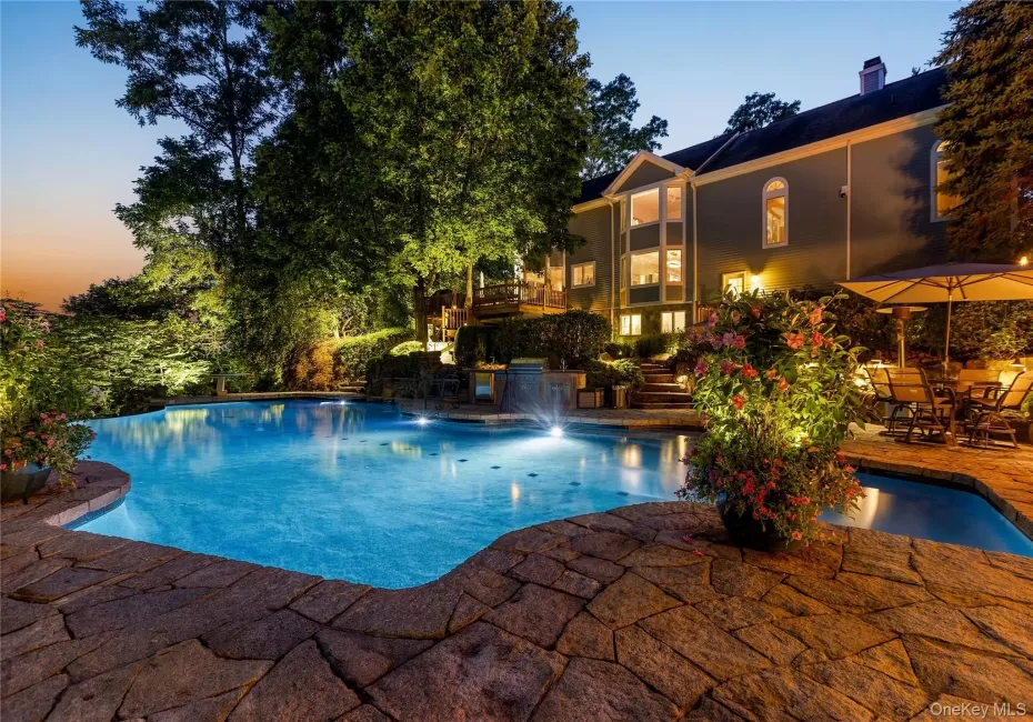 Twilight at 6 Canterbury Ct. in the resort-like property including pool with infinity edge, spa, patio, outdoor kitchen and firepit. Twilight at 6 Canterbury Ct. in the resort-like property including pool with infinity edge, spa, patio, outdoor kitchen and firepit.