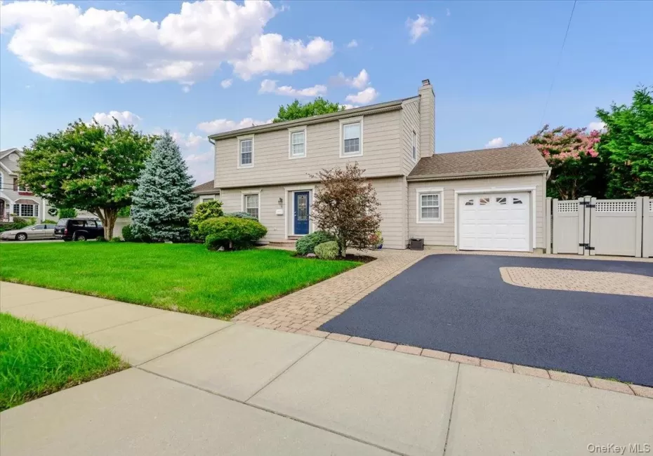 Beautiful Colonial in the desirable Nassau Shores Community Beautiful Colonial in the desirable Nassau Shores Community