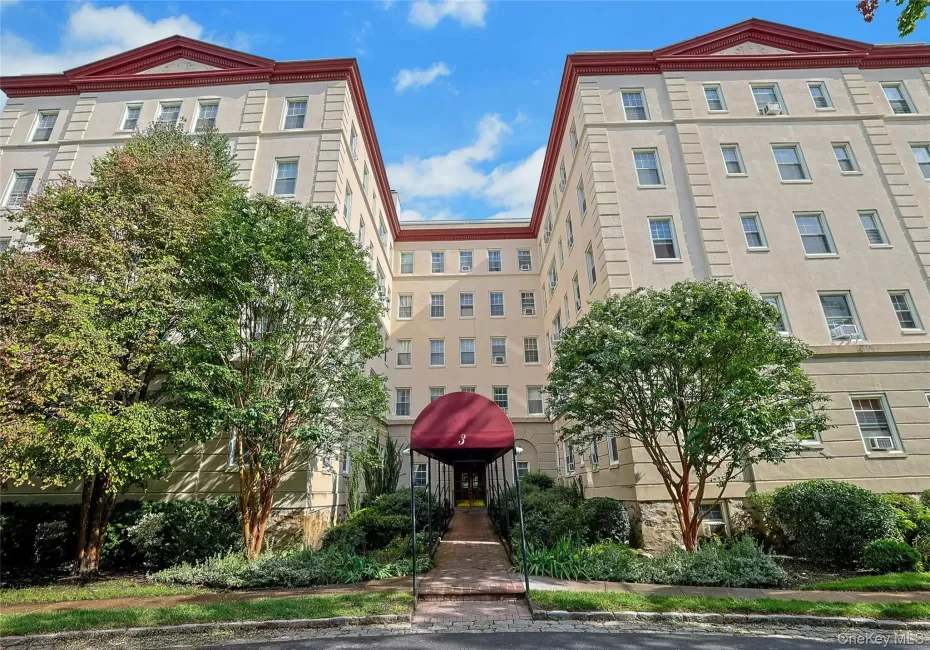 Classic pre-war building featuring timeless architecture and beautifully landscaped grounds. Classic pre-war building featuring timeless architecture and beautifully landscaped grounds.