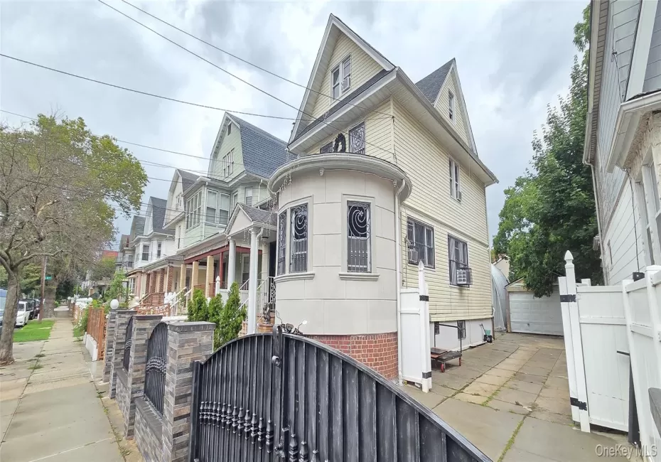 92-11 107th Street, New York, NY, 6 Bedrooms Bedrooms, 10 Rooms Rooms,4 BathroomsBathrooms,Residential,For Rent,107th,0,1048868 92-11 107th Street, New York, NY, 6 Bedrooms Bedrooms, 10 Rooms Rooms,4 BathroomsBathrooms,Residential,For Rent,107th,0,1048868