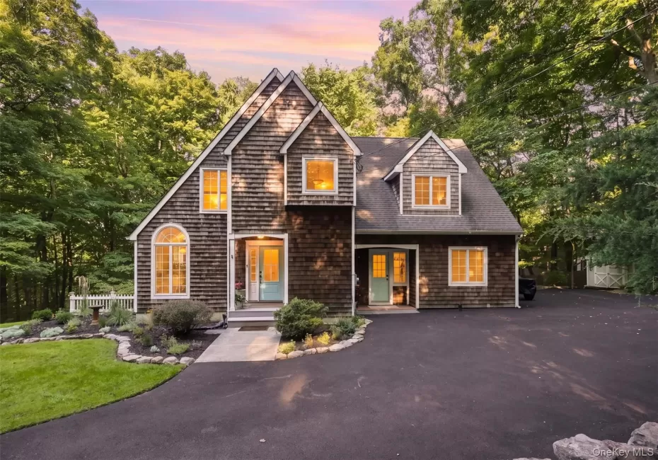Custom contemporary on 5.5 wooded acres Custom contemporary on 5.5 wooded acres