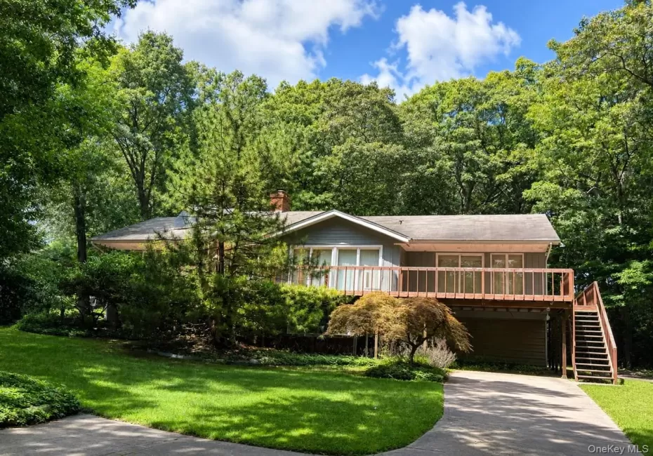 Welcome to 31 Ridge Rd. Smithtown, NY Welcome to 31 Ridge Rd. Smithtown, NY