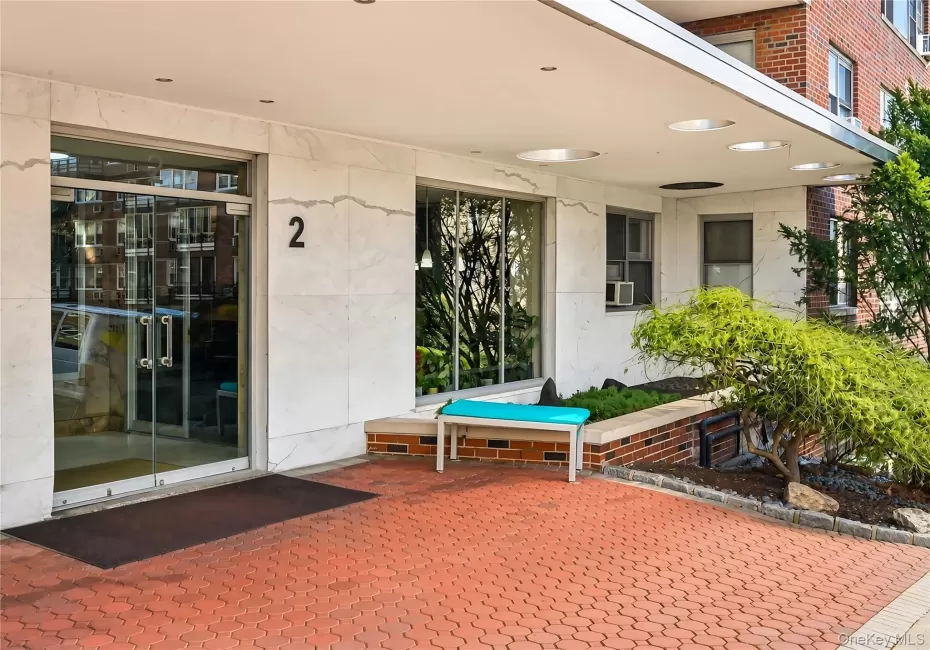 Main entrance to building, no stairs for convenient access Main entrance to building, no stairs for convenient access