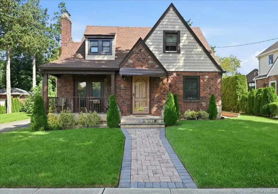 201 Glenmore Street, North Hempstead, NY, 3 Bedrooms Bedrooms, 7 Rooms Rooms,1 BathroomBathrooms,Residential Lease,For Rent,Glenmore,0,1048020 201 Glenmore Street, North Hempstead, NY, 3 Bedrooms Bedrooms, 7 Rooms Rooms,1 BathroomBathrooms,Residential Lease,For Rent,Glenmore,0,1048020