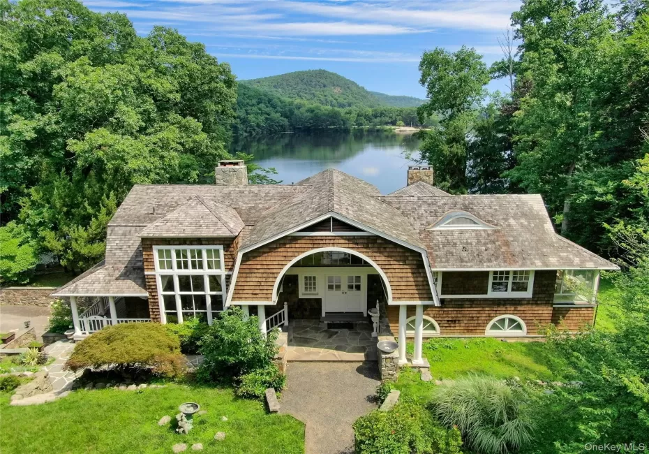 Front entry of home, with Wee Wah lake in the back Front entry of home, with Wee Wah lake in the back