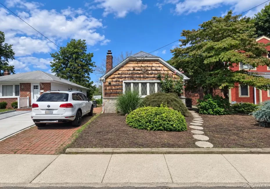 37 Marino Avenue, North Hempstead, NY, 1 Bedroom Bedrooms, 4 Rooms Rooms,1 BathroomBathrooms,Residential,For Rent,Marino,0,1048348 37 Marino Avenue, North Hempstead, NY, 1 Bedroom Bedrooms, 4 Rooms Rooms,1 BathroomBathrooms,Residential,For Rent,Marino,0,1048348
