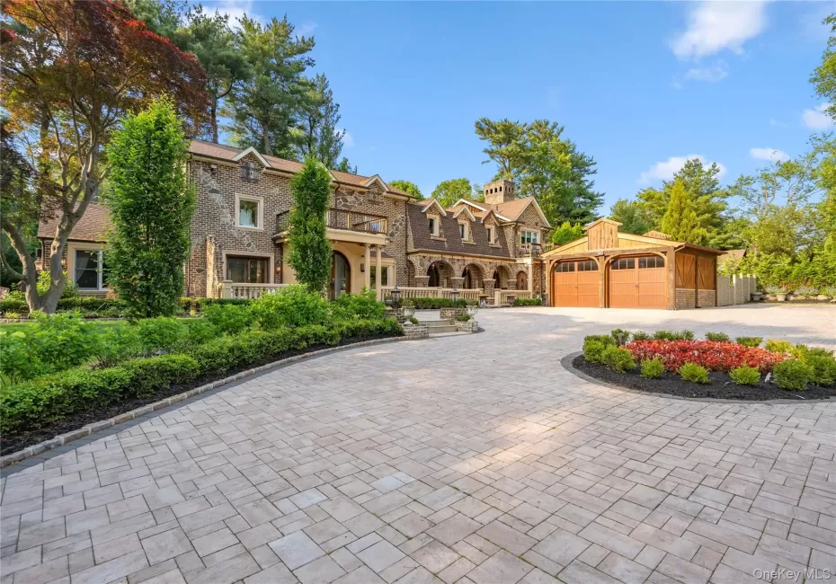 Gorgeous residence in Wheatley School District Gorgeous residence in Wheatley School District