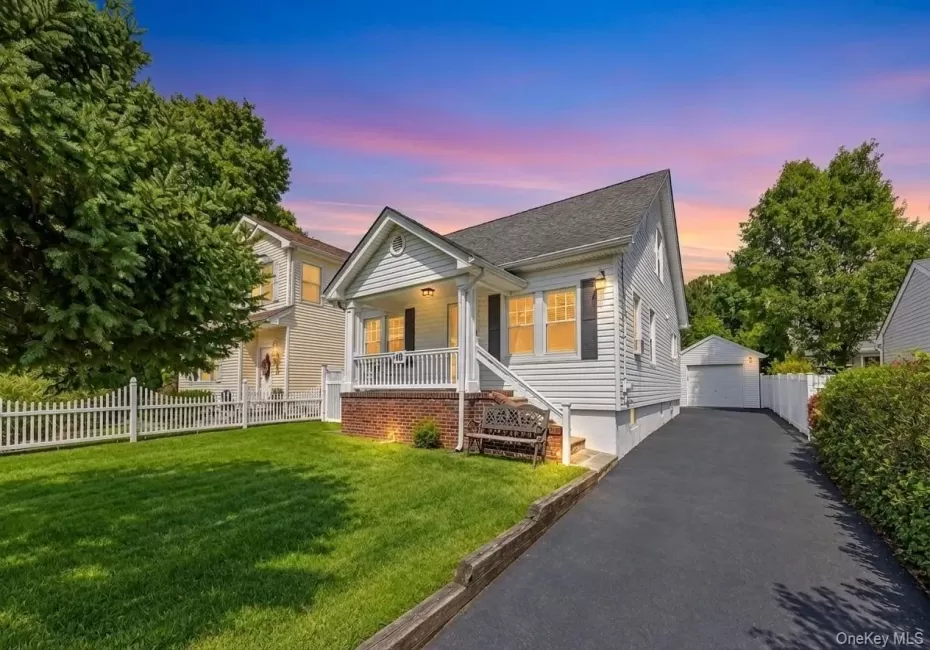 49 Collins Avenue, Smithtown, NY, 3 Bedrooms Bedrooms, 5 Rooms Rooms,2 BathroomsBathrooms,Residential,For Rent,Collins,0,1049291 49 Collins Avenue, Smithtown, NY, 3 Bedrooms Bedrooms, 5 Rooms Rooms,2 BathroomsBathrooms,Residential,For Rent,Collins,0,1049291