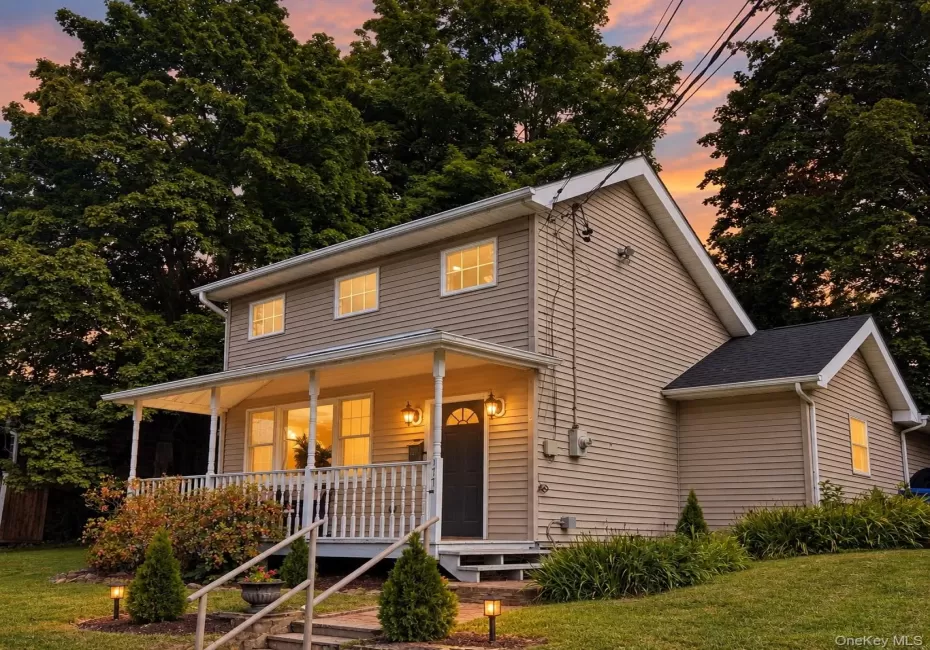 Awesome covered front porch! Awesome covered front porch!