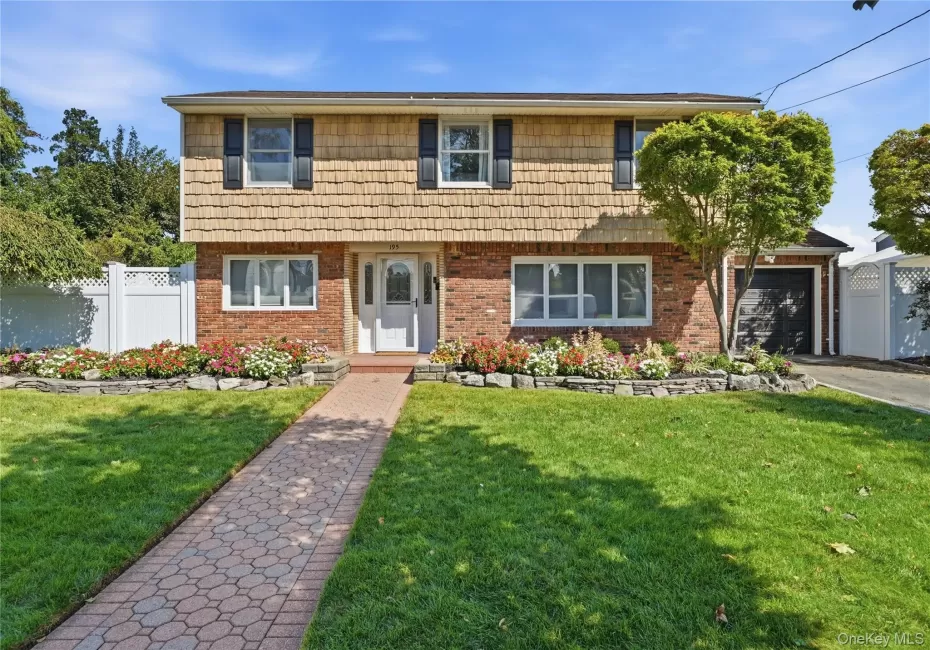 195 Utica Avenue, Oyster Bay, NY, 3 Bedrooms Bedrooms, 7 Rooms Rooms,1 BathroomBathrooms,Residential,For Rent,Utica,0,1049662 195 Utica Avenue, Oyster Bay, NY, 3 Bedrooms Bedrooms, 7 Rooms Rooms,1 BathroomBathrooms,Residential,For Rent,Utica,0,1049662