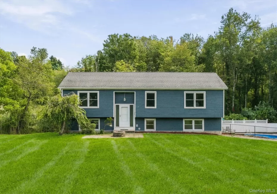 Sprawling 3 Bedroom PLUS DEN/OFFICE w/WIC and 3 Full Baths! Sprawling 3 Bedroom PLUS DEN/OFFICE w/WIC and 3 Full Baths!