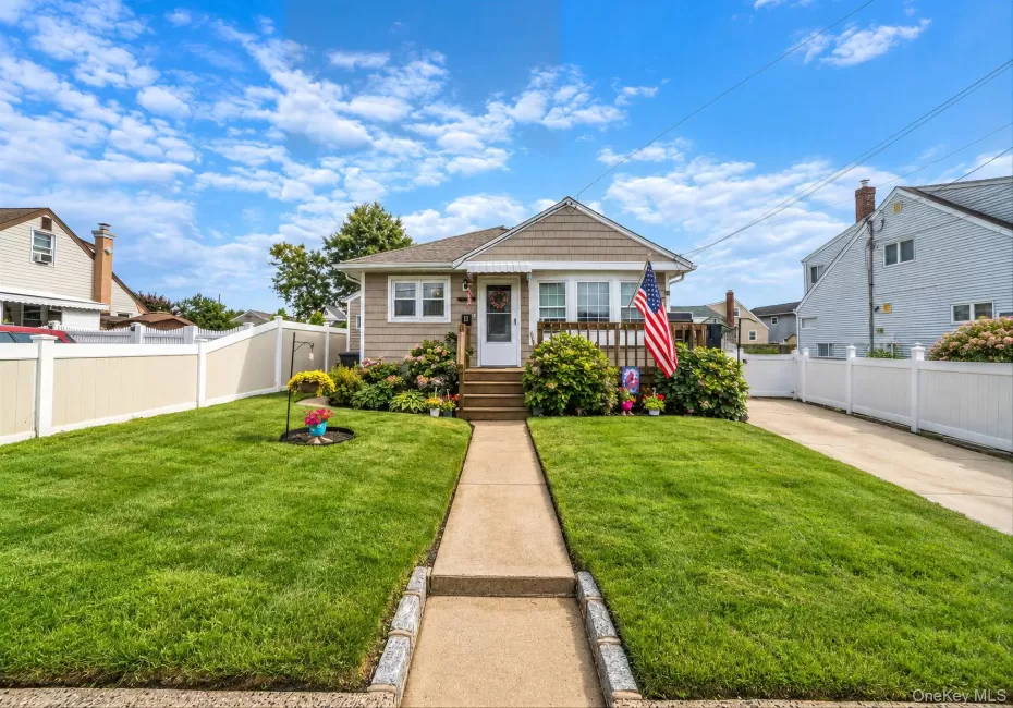11 Hollywood Avenue, Babylon, NY, 3 Bedrooms Bedrooms, 6 Rooms Rooms,1 BathroomBathrooms,Residential,For Rent,Hollywood,0,1049967 11 Hollywood Avenue, Babylon, NY, 3 Bedrooms Bedrooms, 6 Rooms Rooms,1 BathroomBathrooms,Residential,For Rent,Hollywood,0,1049967
