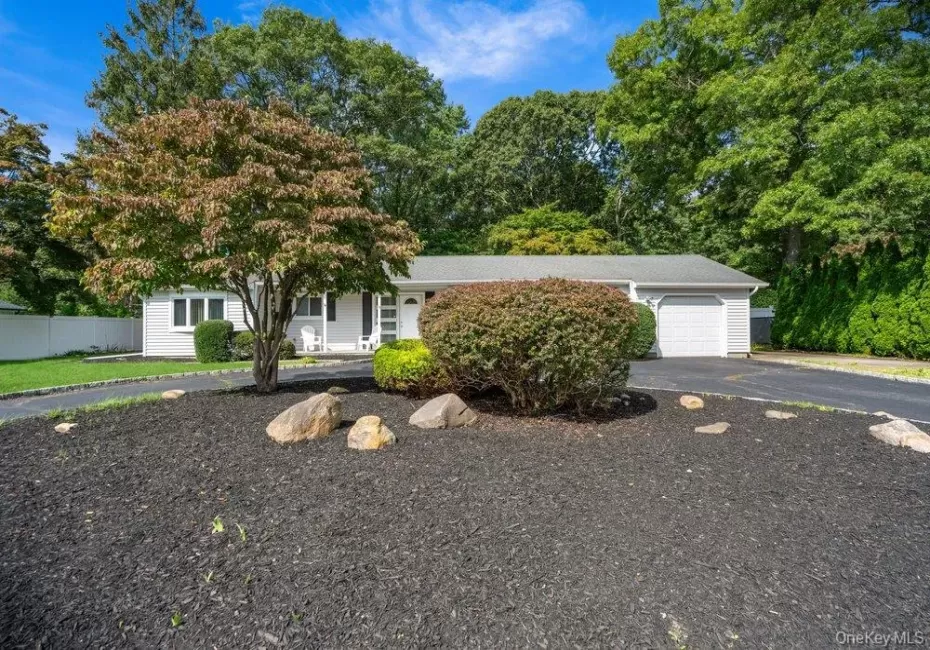 24 Blackfoot Trail, Brookhaven, NY, 3 Bedrooms Bedrooms, 7 Rooms Rooms,1 BathroomBathrooms,Residential,For Rent,Blackfoot,0,1049337 24 Blackfoot Trail, Brookhaven, NY, 3 Bedrooms Bedrooms, 7 Rooms Rooms,1 BathroomBathrooms,Residential,For Rent,Blackfoot,0,1049337