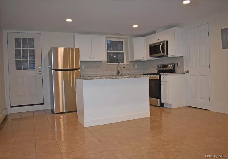 Spacious Kitchen with Granite countertops Spacious Kitchen with Granite countertops