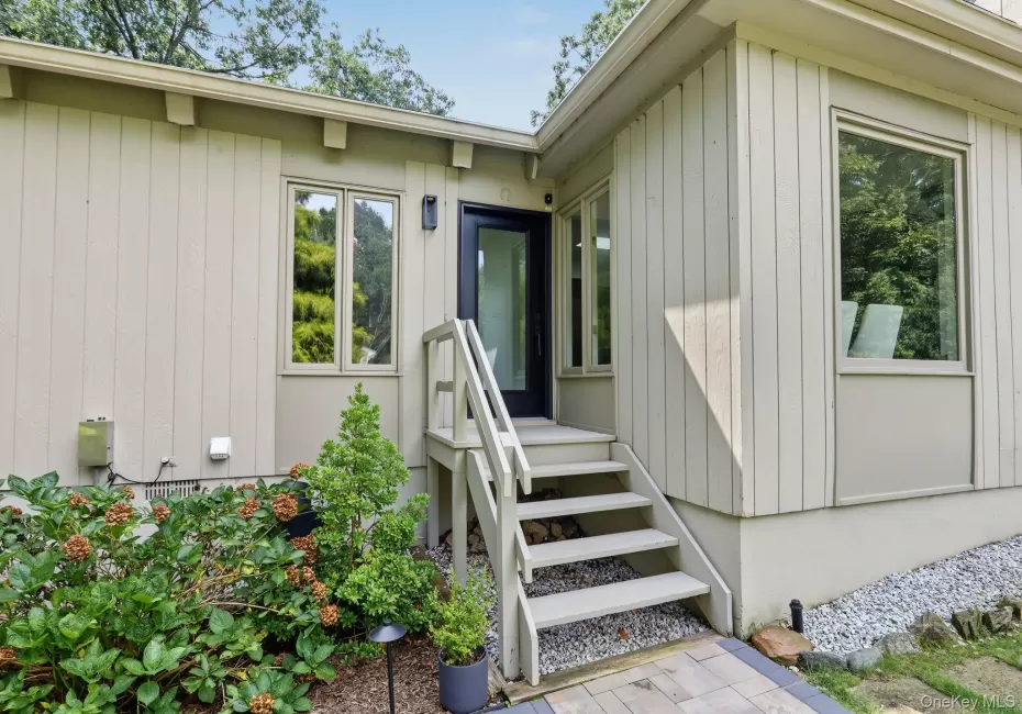 Side entry with brand new walkway and railing. Side entry with brand new walkway and railing.