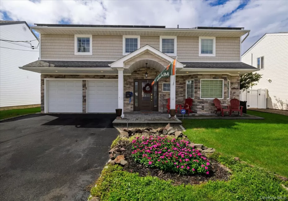 Attractive mid-block location with great curb appeal. Attractive mid-block location with great curb appeal.