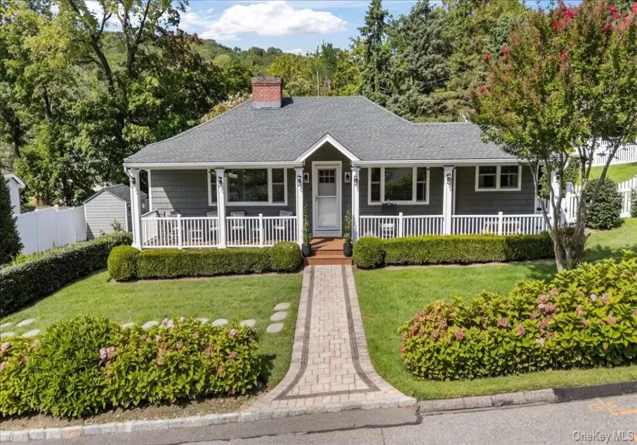 11 Portland Place, Huntington, NY, 3 Bedrooms Bedrooms, 7 Rooms Rooms,3 BathroomsBathrooms,Residential Lease,For Rent,Portland,0,1048648 11 Portland Place, Huntington, NY, 3 Bedrooms Bedrooms, 7 Rooms Rooms,3 BathroomsBathrooms,Residential Lease,For Rent,Portland,0,1048648
