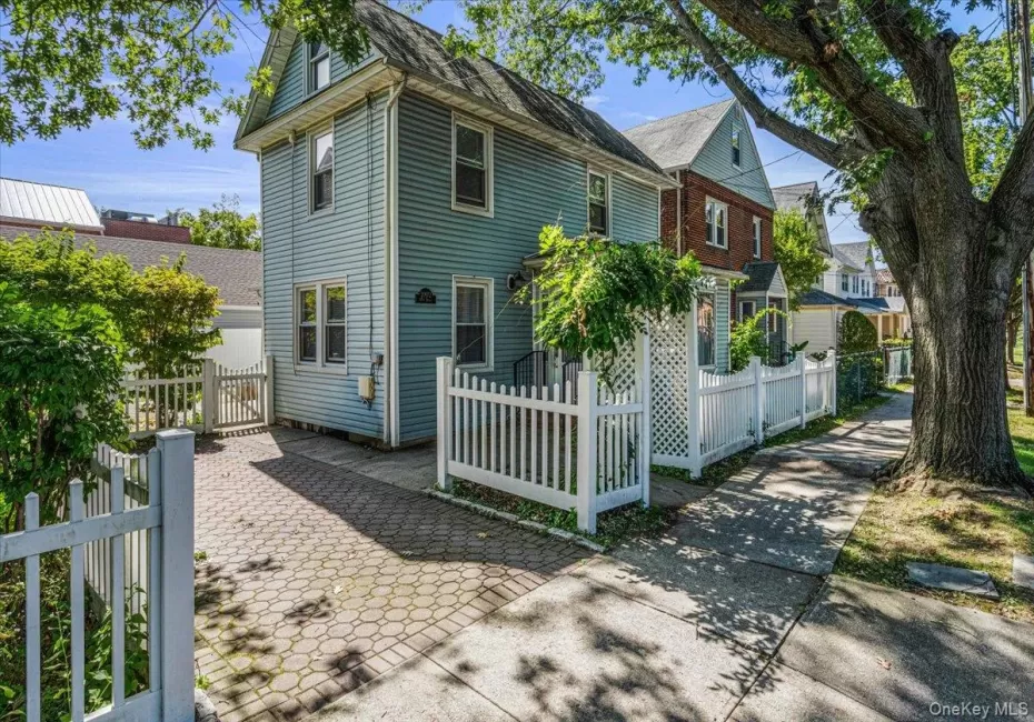209-72 45th Drive, New York, NY, 3 Bedrooms Bedrooms, 6 Rooms Rooms,1 BathroomBathrooms,Residential,For Rent,45th,0,1050895 209-72 45th Drive, New York, NY, 3 Bedrooms Bedrooms, 6 Rooms Rooms,1 BathroomBathrooms,Residential,For Rent,45th,0,1050895