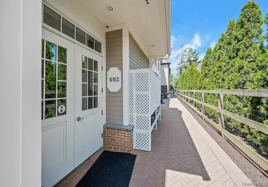 Entrance tucked on the side of the building with privacy and easy access to parking. Entrance tucked on the side of the building with privacy and easy access to parking.