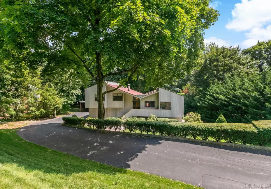 Welcome home to this sun-filled home on a sought-after street in Briarcliff Manor School District Welcome home to this sun-filled home on a sought-after street in Briarcliff Manor School District