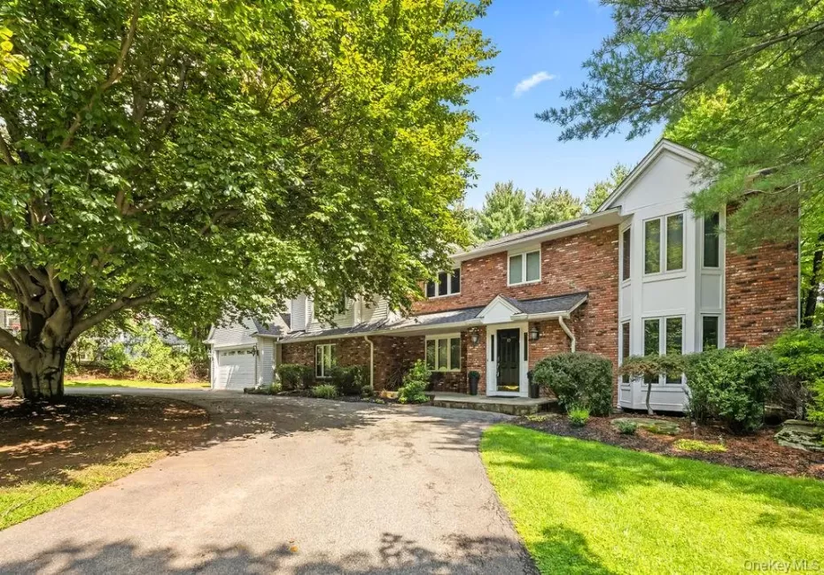 Welcome to 10 Rockingham Rd - Expanded Colonial with Circular Driveway Welcome to 10 Rockingham Rd - Expanded Colonial with Circular Driveway