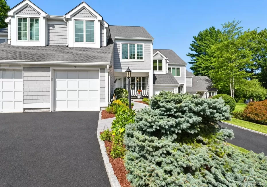 Welcome to 37 Clarewood Dr1 Car Attached garage, parking for 2 cars on driveway Welcome to 37 Clarewood Dr1 Car Attached garage, parking for 2 cars on driveway