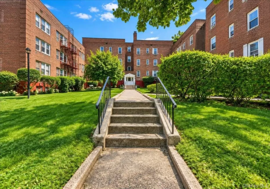 Welcome to 150 Ravine Ave #3B!! Welcome to 150 Ravine Ave #3B!!