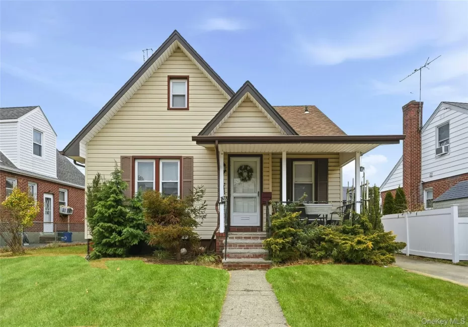 26 Haddon Road, North Hempstead, NY, 3 Bedrooms Bedrooms, 5 Rooms Rooms,1 BathroomBathrooms,Residential,For Rent,Haddon,0,1050886 26 Haddon Road, North Hempstead, NY, 3 Bedrooms Bedrooms, 5 Rooms Rooms,1 BathroomBathrooms,Residential,For Rent,Haddon,0,1050886