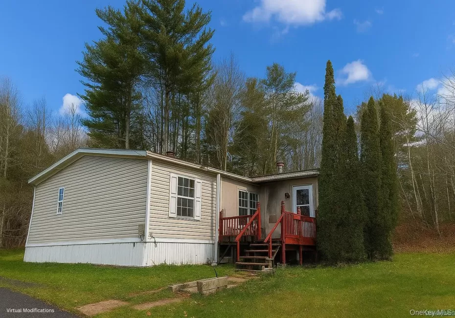 Manufactured / mobile home featuring a front yard Manufactured / mobile home featuring a front yard