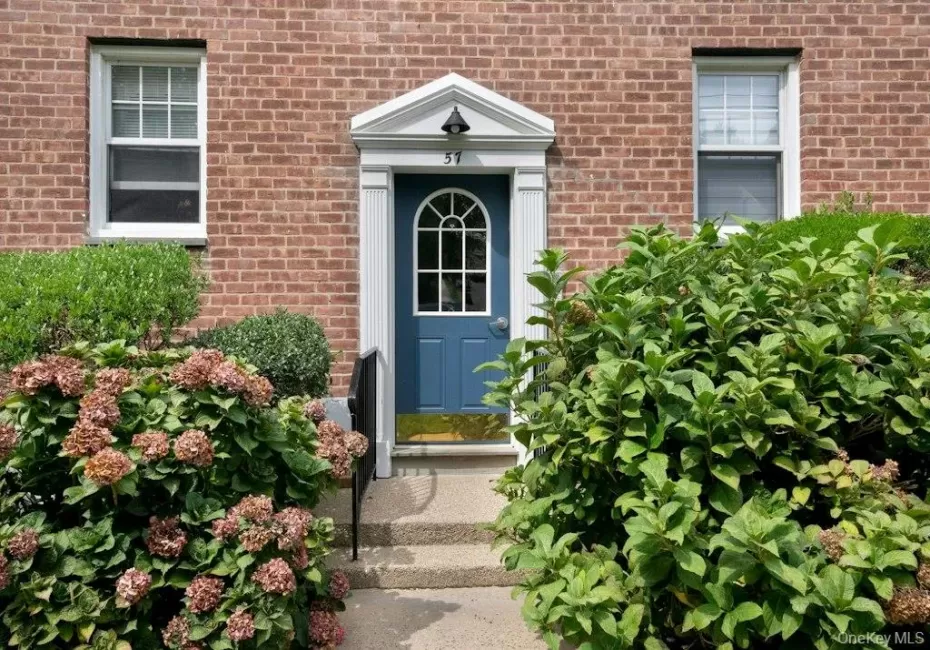 Quaint entrance feels private and welcoming Quaint entrance feels private and welcoming