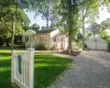 Charm and tastefully presented inside and out. Charm and tastefully presented inside and out.