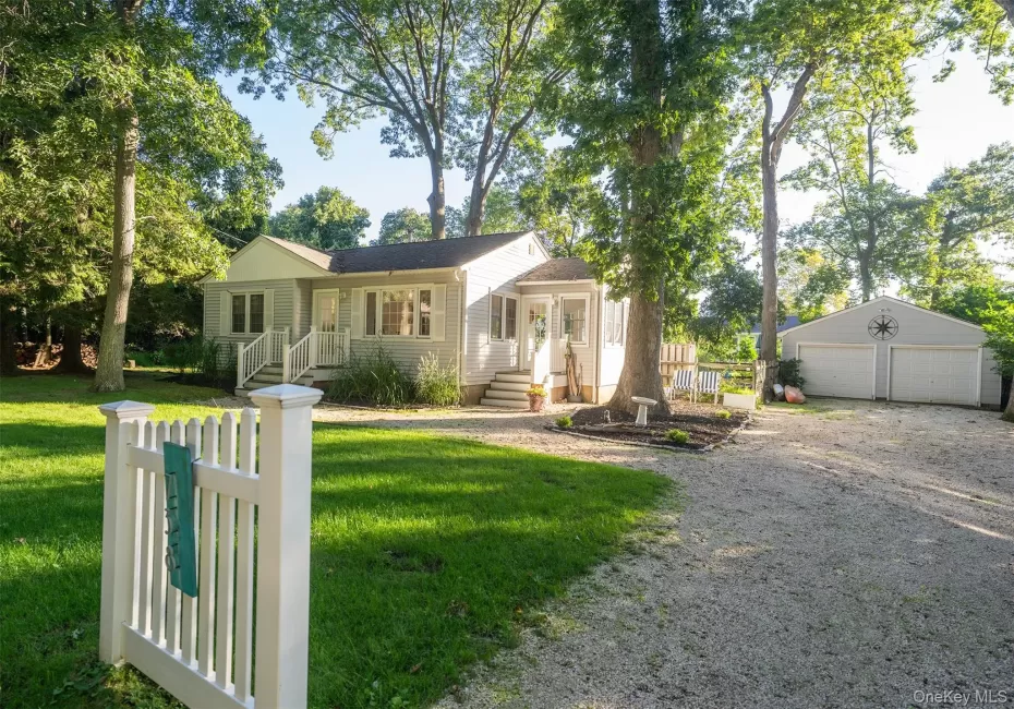 Charm and tastefully presented inside and out. Charm and tastefully presented inside and out.