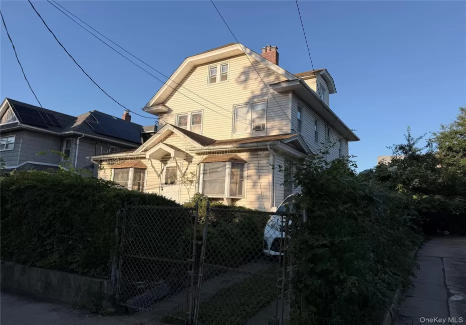 8561 149th Street, New York, NY, 4 Bedrooms Bedrooms, 5 Rooms Rooms,1 BathroomBathrooms,Residential,For Rent,149th,0,1052017 8561 149th Street, New York, NY, 4 Bedrooms Bedrooms, 5 Rooms Rooms,1 BathroomBathrooms,Residential,For Rent,149th,0,1052017