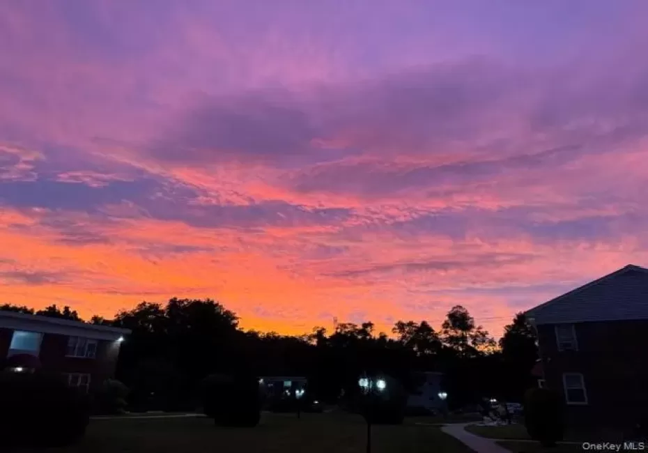 Enjoy beautiful sunsets from the living room ! Enjoy beautiful sunsets from the living room !