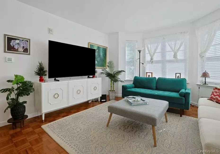 Sunny end unit with open floor plan Sunny end unit with open floor plan