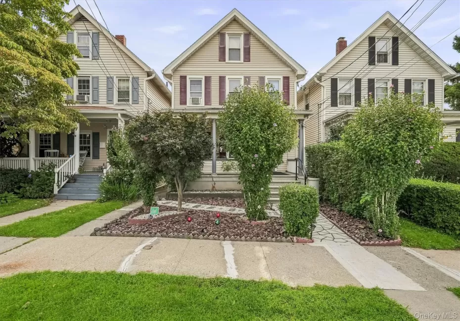 Home Sweet Home! You will feel right at home the moment you pull up to this wonderful home! Home Sweet Home! You will feel right at home the moment you pull up to this wonderful home!