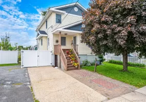 9 Perry Place, Babylon, NY, 3 Bedrooms Bedrooms, 7 Rooms Rooms,3 BathroomsBathrooms,Residential,For Rent,Perry,0,1045693 9 Perry Place, Babylon, NY, 3 Bedrooms Bedrooms, 7 Rooms Rooms,3 BathroomsBathrooms,Residential,For Rent,Perry,0,1045693