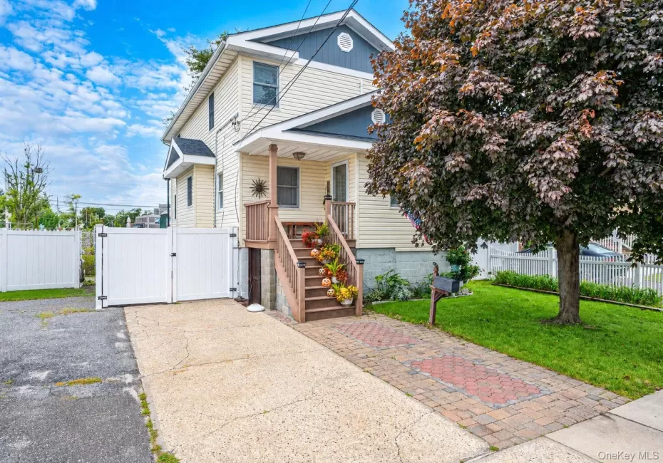 9 Perry Place, Babylon, NY, 3 Bedrooms Bedrooms, 7 Rooms Rooms,3 BathroomsBathrooms,Residential,For Rent,Perry,0,1045693 9 Perry Place, Babylon, NY, 3 Bedrooms Bedrooms, 7 Rooms Rooms,3 BathroomsBathrooms,Residential,For Rent,Perry,0,1045693