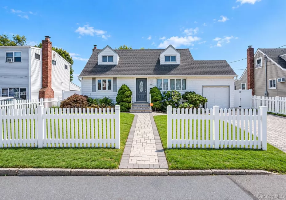 Expanded Cape with Paver Driveway/Walkway, PVC Fencing, IGS Expanded Cape with Paver Driveway/Walkway, PVC Fencing, IGS
